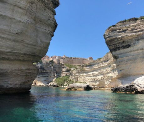 Najciekawsze wycieczki z przewodnikiem na Sardynii – tego nie znajdziesz w internecie