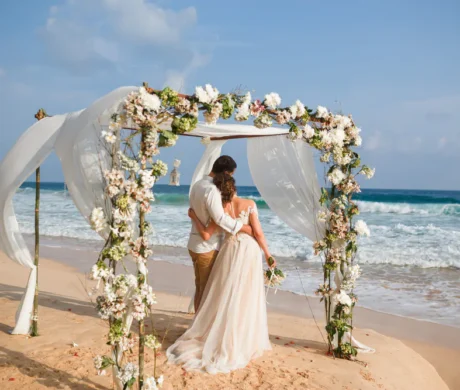 Kameralny ślub na wschodnim wybrzeżu Sardynii z widokiem na morze