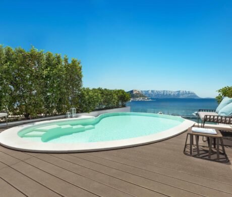 Wymarzony hotel na luksusowe wakacje na Sardynii w 2024 – pokoje z prywatnym basenem i niesamowitym widokiem na morze 