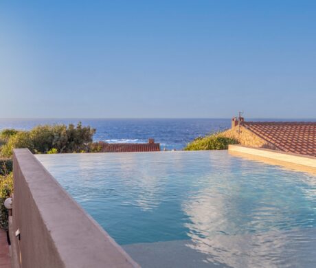 Wille z basenem i widokiem na morze w bajkowej Costa Paradiso na Sardynii