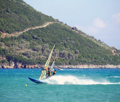 Sardynia z deską i żaglem – Top 5 miejsc na Windsurfing na Sardynii