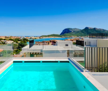 Przepis na wymarzone wakacje na Sardynii w 2024 – luksusowa willa z basenem z widokiem na morze