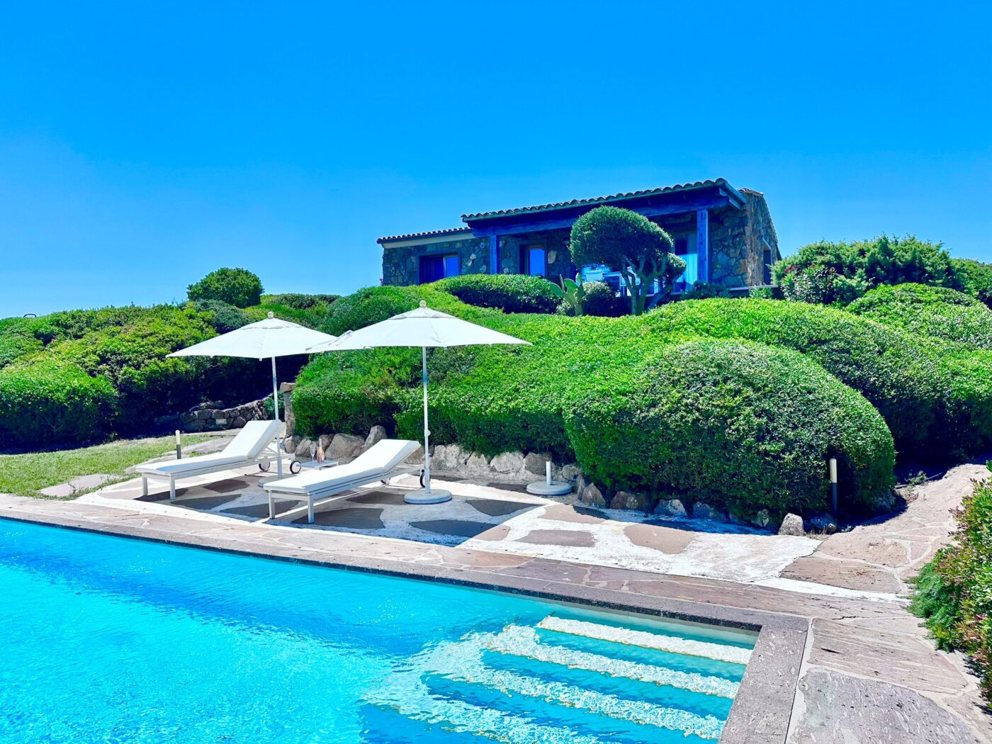wakacje na Sardynii willa z basenem