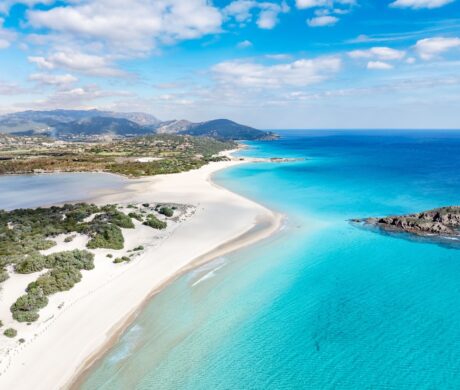 Czy warto rezerwować wakacje na Sardynii przez biuro podróży?