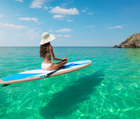 Joga na SUP-ie na Sardynii – nowy sposób na relaks