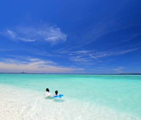 Jak zorganizować bezpieczną kąpiel dziecka w morzu na Sardynii